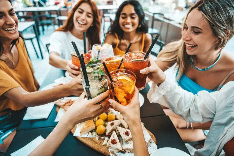 People enjoying drinks together in a lively group on a hot day. A perfect example of social meetups, after-work relaxation, weekend fun, casual hangouts, and connecting with like-minded people through HobiZo – perfect for evenings after work or in the weekend.