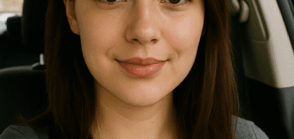 Guido la macchina su una strada costiera in Italia, andando al lavoro. Sullo sfondo si estende il mare azzurro e un cielo limpido, tipici della costa italiana.